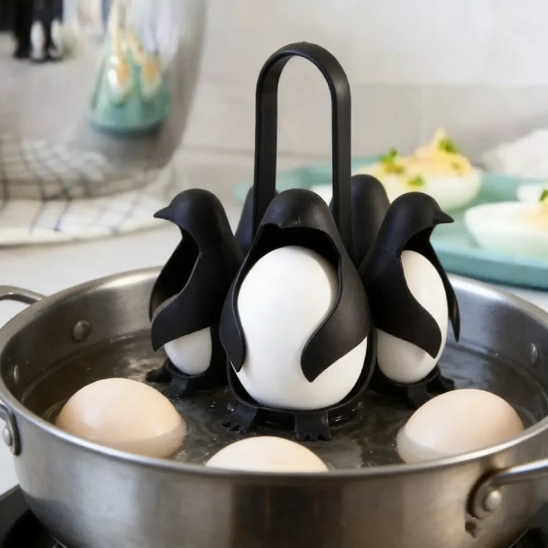 Cesto cozedor de ovos em formato de pinguim com alça para cozinhar e retirar até 6 ovos da panela de forma segura.