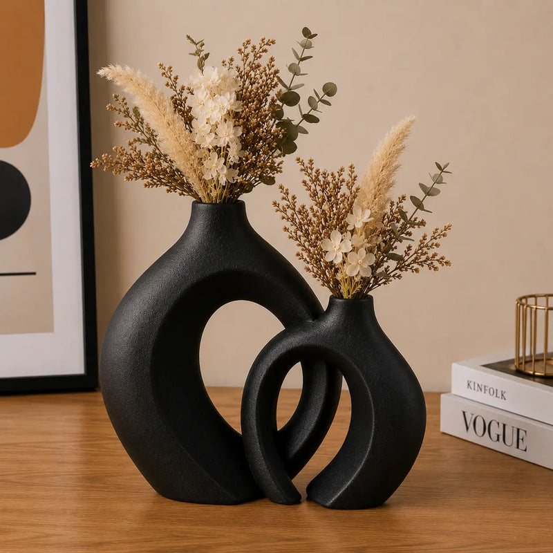 Kit com dois vasos decorativos nórdicos vazados em estilo moderno para flores secas e decoração de ambientes.