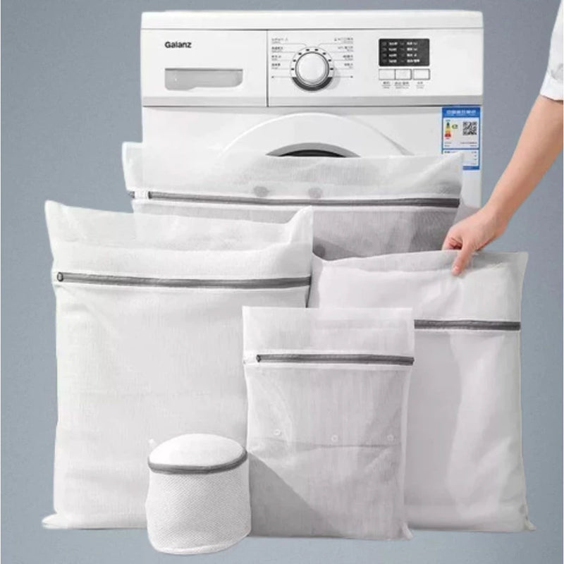 Proteja suas roupas durante a lavagem com o Kit de 5 Sacos para Lavar Roupas na Máquina. Ideal para peças delicadas, lingerie e roupas íntimas.