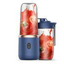 Mini liquidificador portátil recarregável USB com 6 lâminas em aço inox preparando suco natural de morango, ideal para shakes, vitaminas e smoothies.