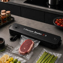 Seladora a Vácuo Elétrica Bivolt compacta utilizada para selar alimentos e prolongar sua conservação na cozinha.