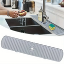 Tapete de drenagem de silicone para torneira protegendo a bancada contra respingos de água na cozinha.