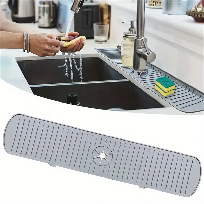 Tapete de drenagem de silicone para torneira protegendo a bancada contra respingos de água na cozinha.